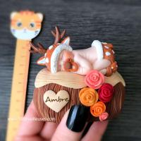 Figurine bébé faon en pâte polymère, une création artisanale délicate et personnalisable, idéale pour offrir ou décorer une chambre