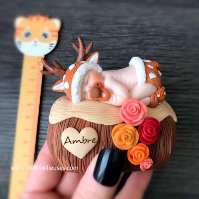 Figurine bébé faon en pâte polymère, une création artisanale délicate et personnalisable, idéale pour offrir ou décorer une chambre
