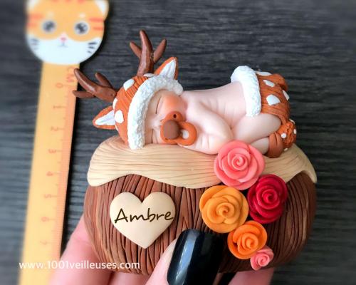 Figurine bébé faon en pâte polymère, une création artisanale délicate et personnalisable, idéale pour offrir ou décorer une chambre