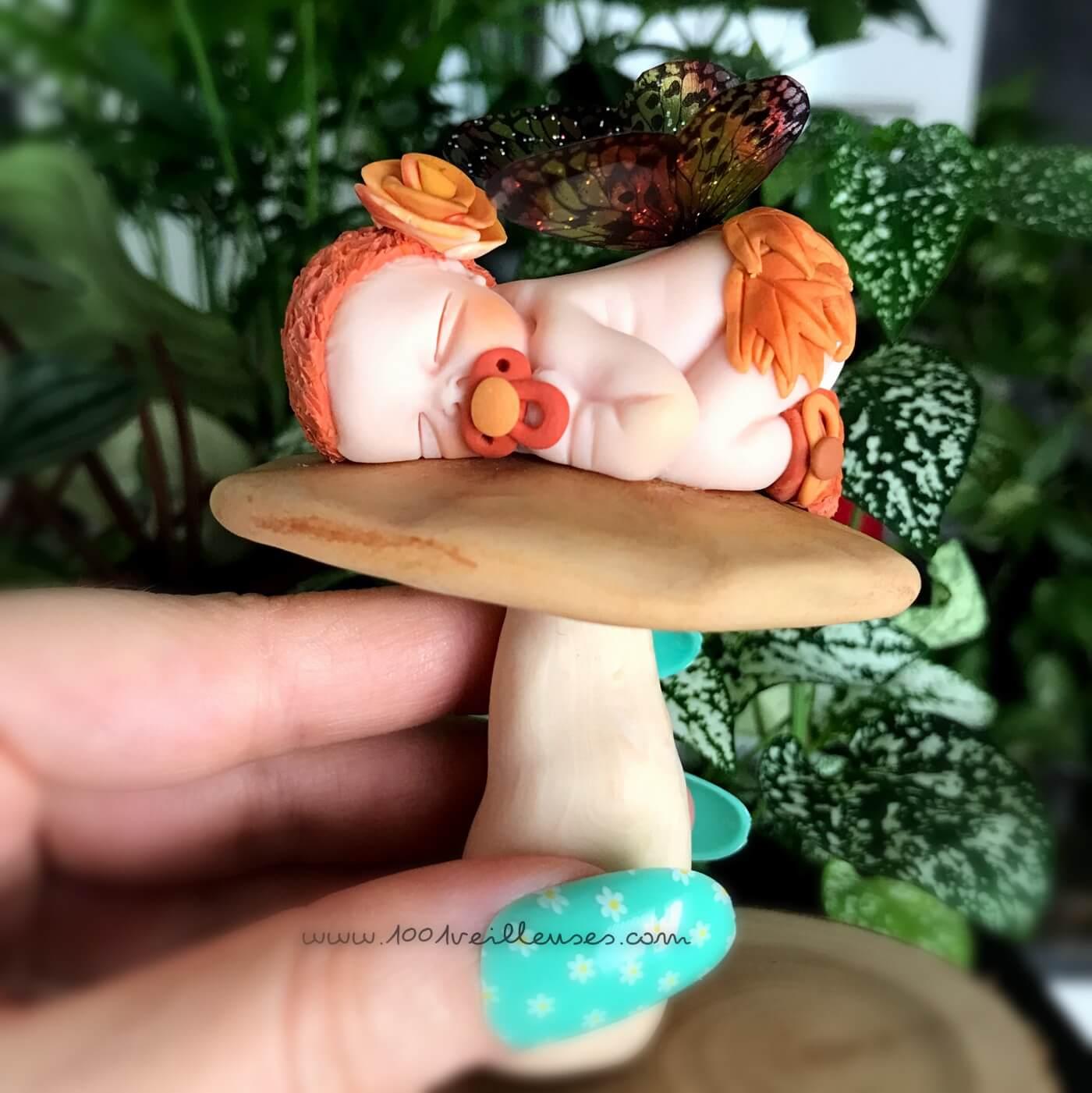 Magnifique création artisanale avec une fée en fimo qui dort sur un champignon