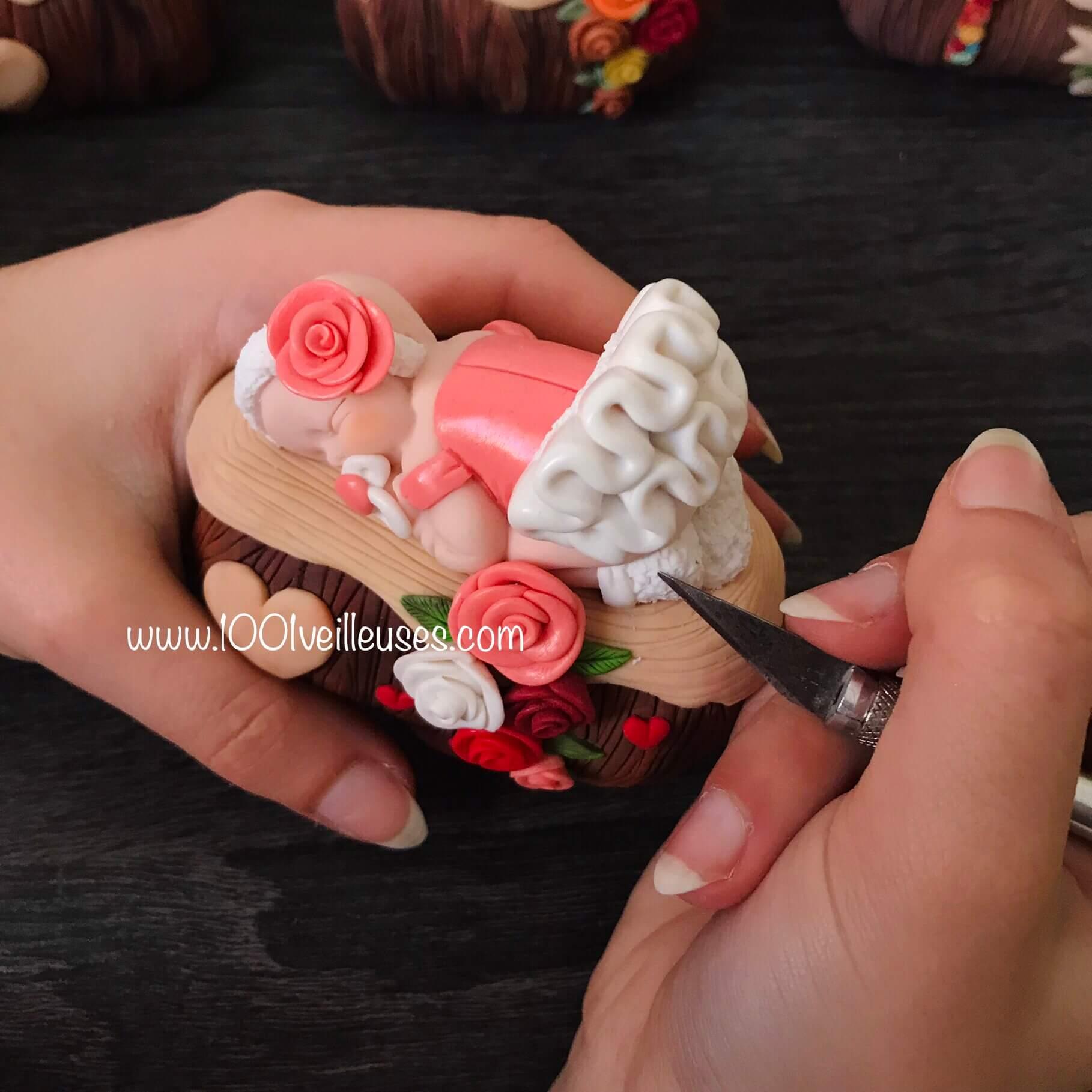 petit bébé fimo (argile polymère) en pleine réalisation, zoom sur les mains de la créatrice