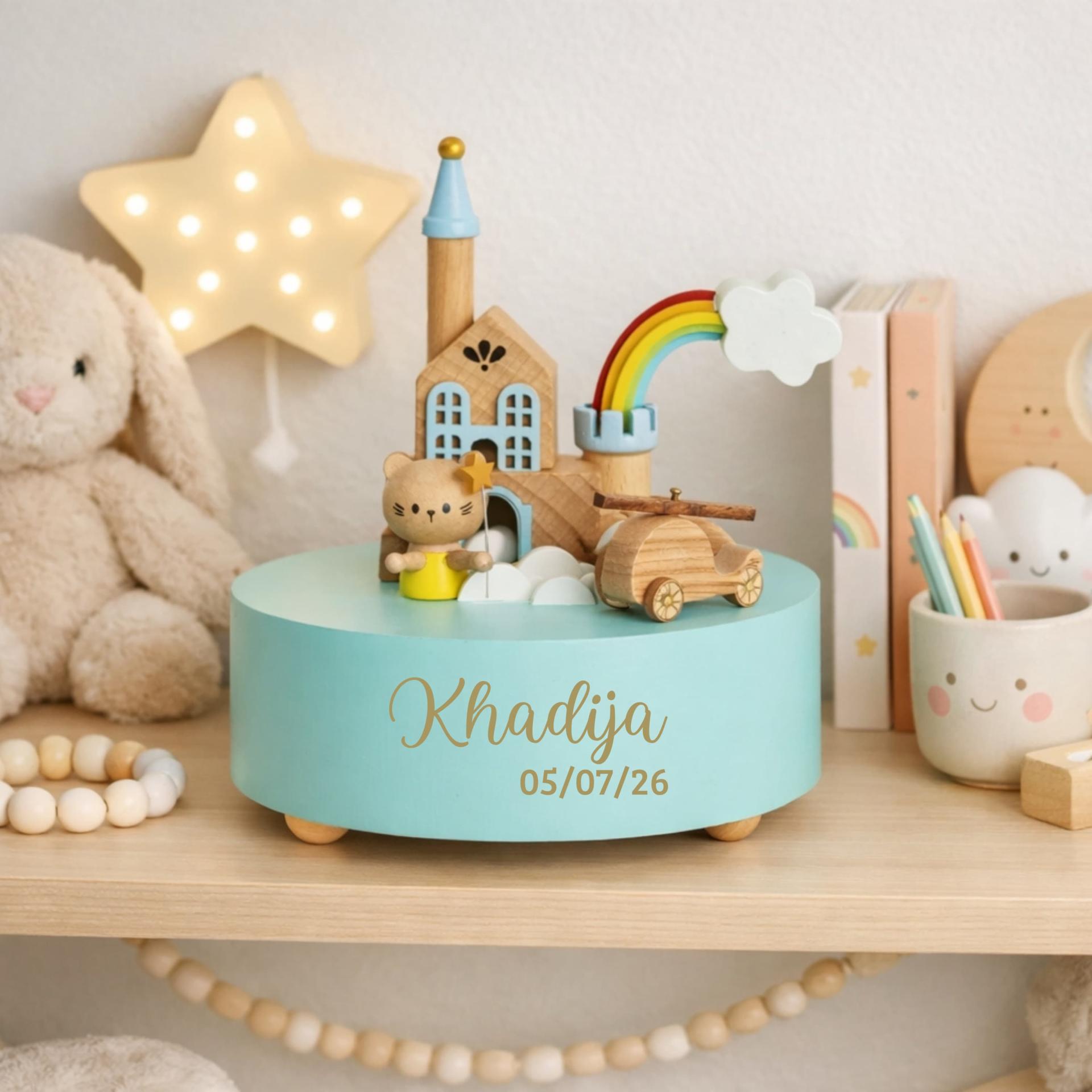 Boîte à musique en bois personnalisée avec le prénom Khadija dans une chambre bébé pastel