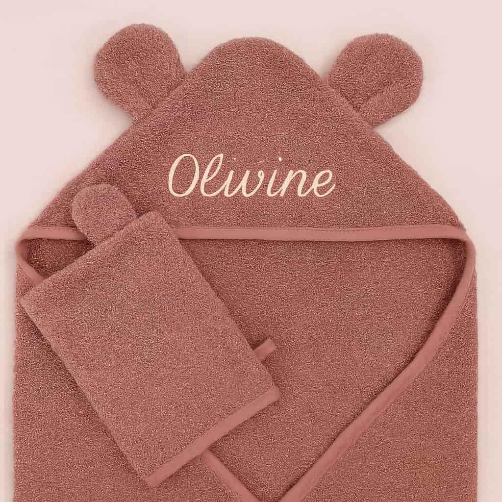 Cape de bain personnalisee avec le prenom olivine couleur vieux rose
