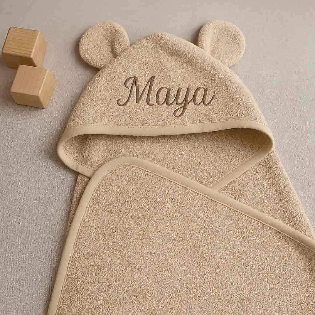 Cape de bain pour enfant avec oreilles d ours personnalise avec le prenom maya couleur beige