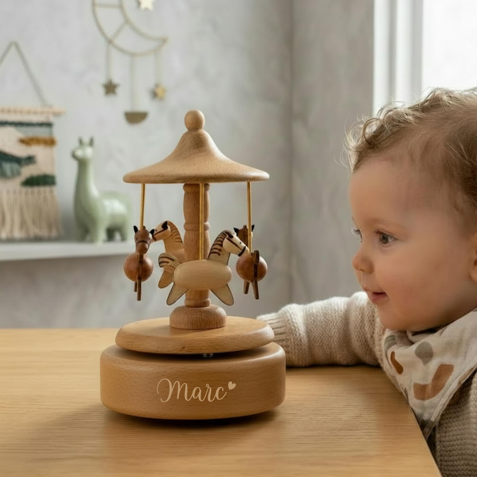Carrousel chevaux manège miniature en bois personnalisé avec le prénom Marc