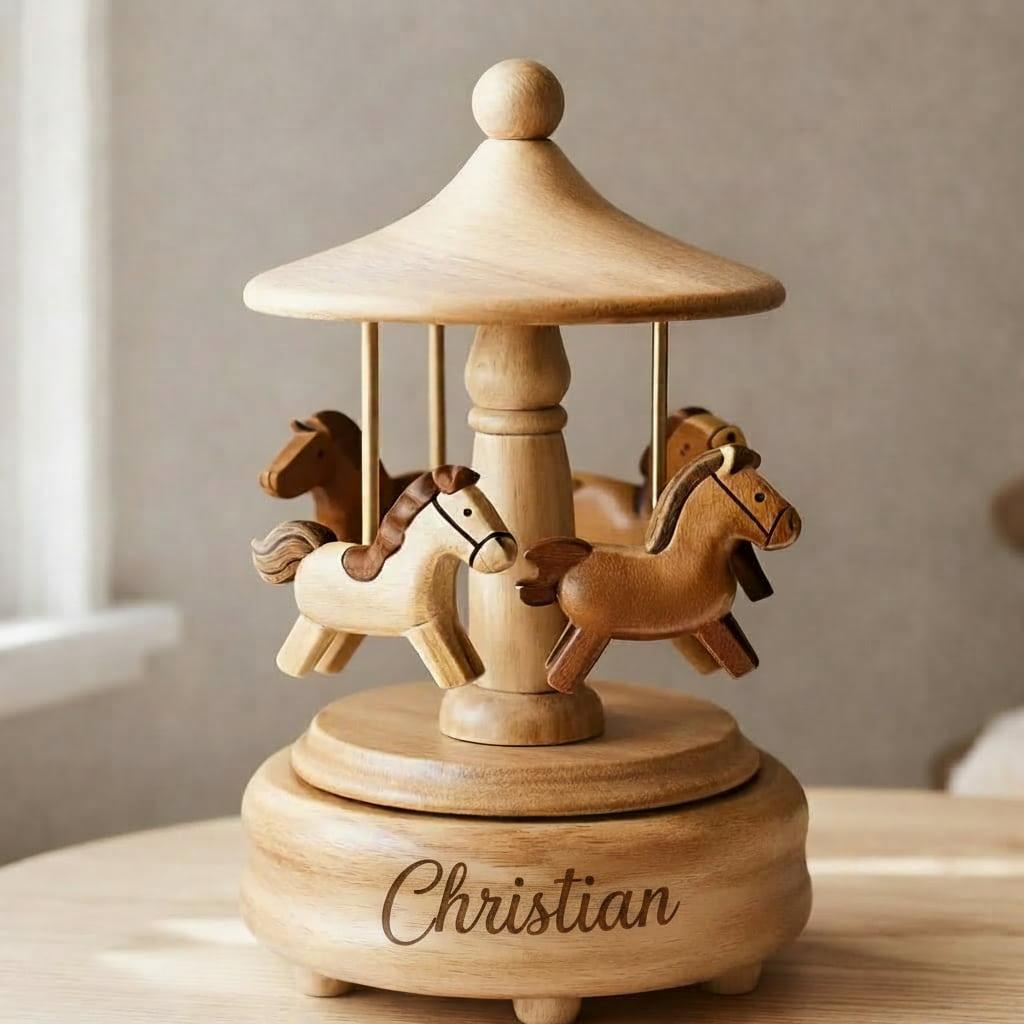 Carrousel musical en bois artisanal personnalisé avec le prénom Christian gravé, cadeau de naissance unique pour une chambre de bébé