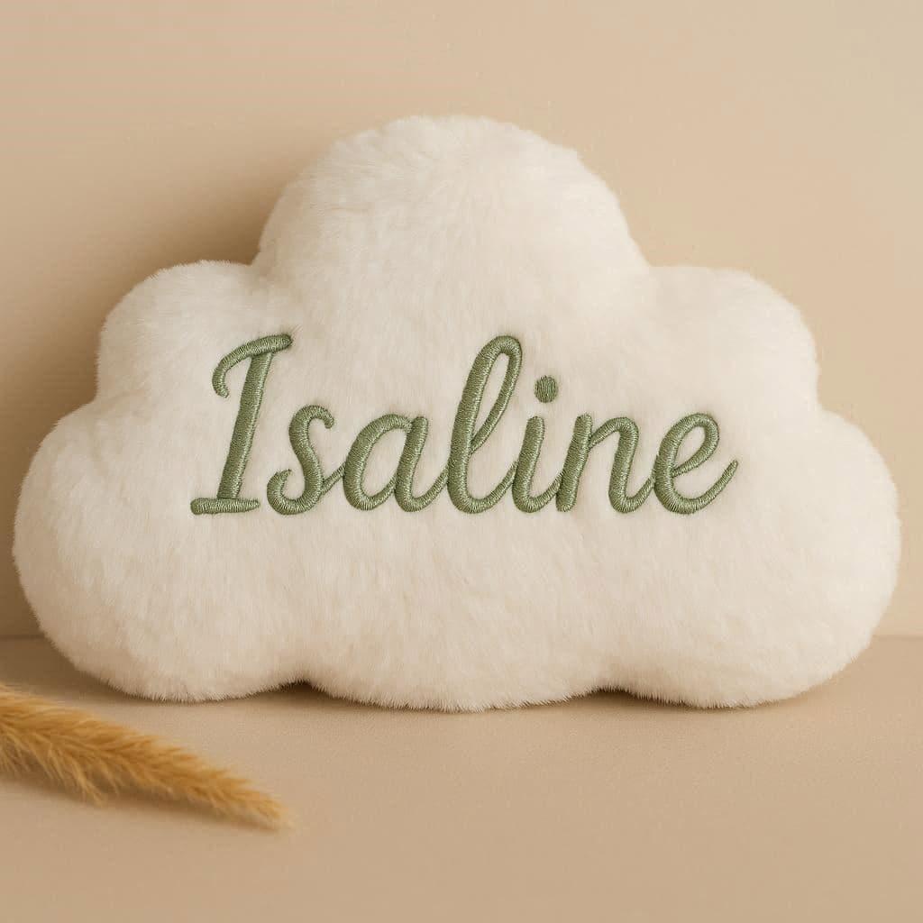 Coussin avec le prenom isaline couleur du coussin en blanc et le prenom brode en vert sauge