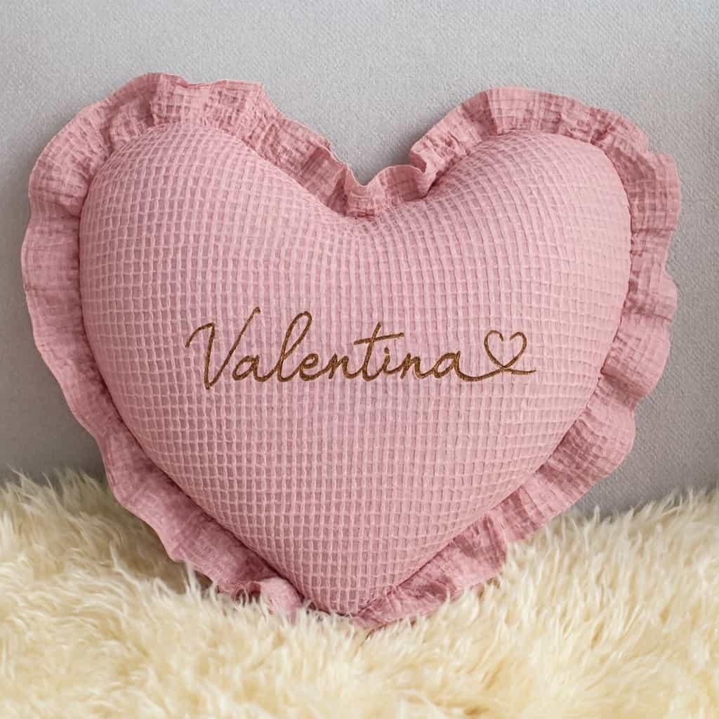 Coussin c ur en tissu gaufre rose avec volant et prenom valentina brode a la main