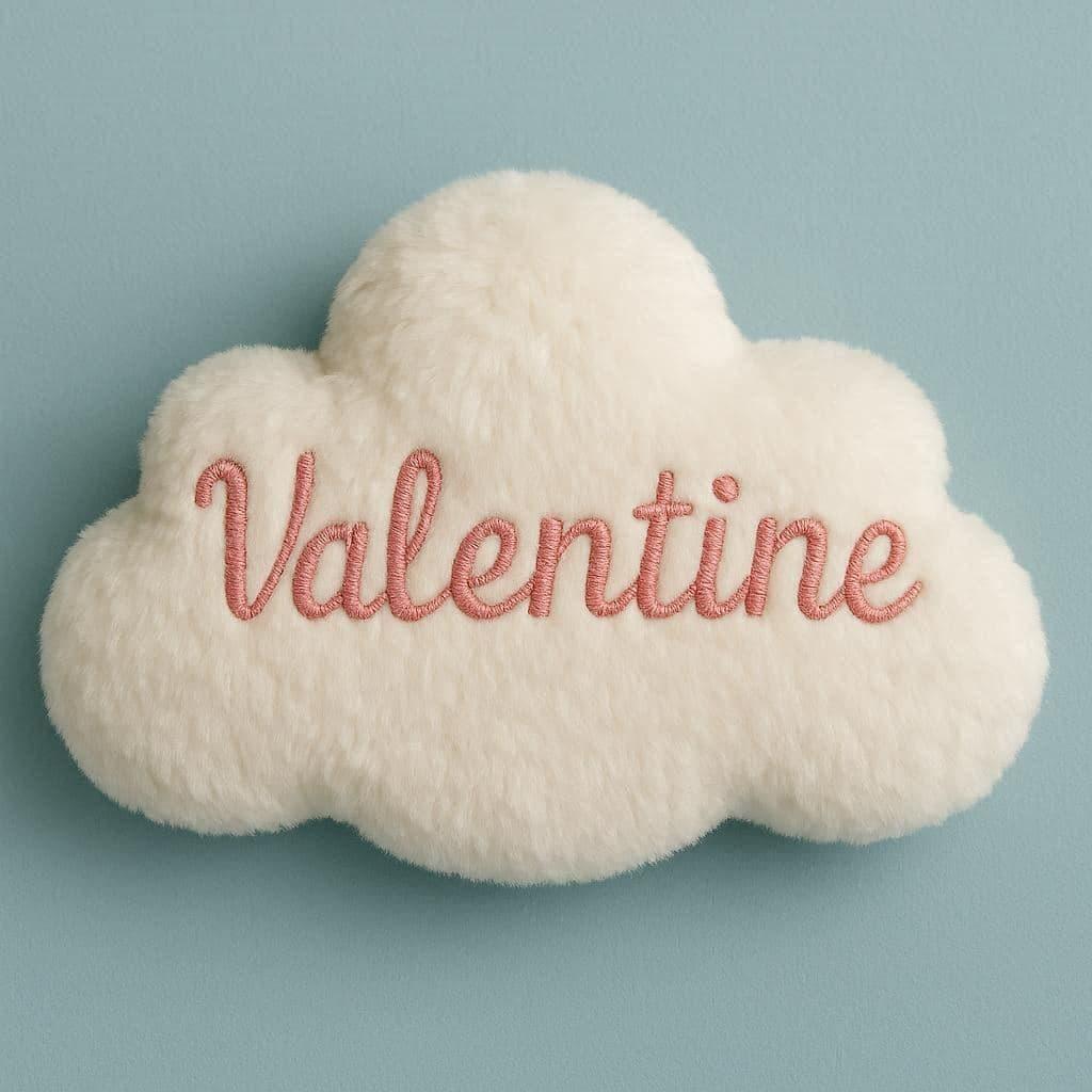 Coussin decoratif en forme de nuage personnalise avec le prenom valentine idee deco chambre fille