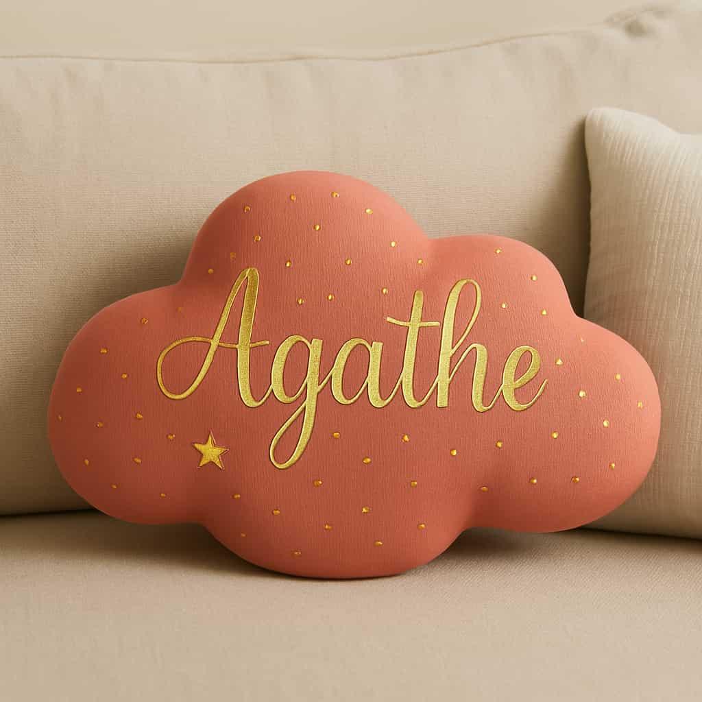 Coussin personnalise avec le prenom agathe en forme de nuage couleur saumon