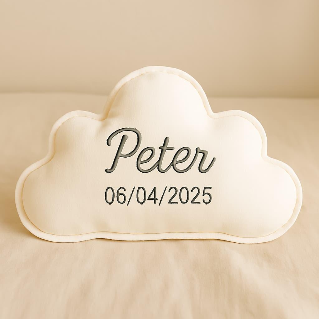 Coussin personnalise en forme de nuage avec le prenom peter et la date de naissance bebe ne en 2025