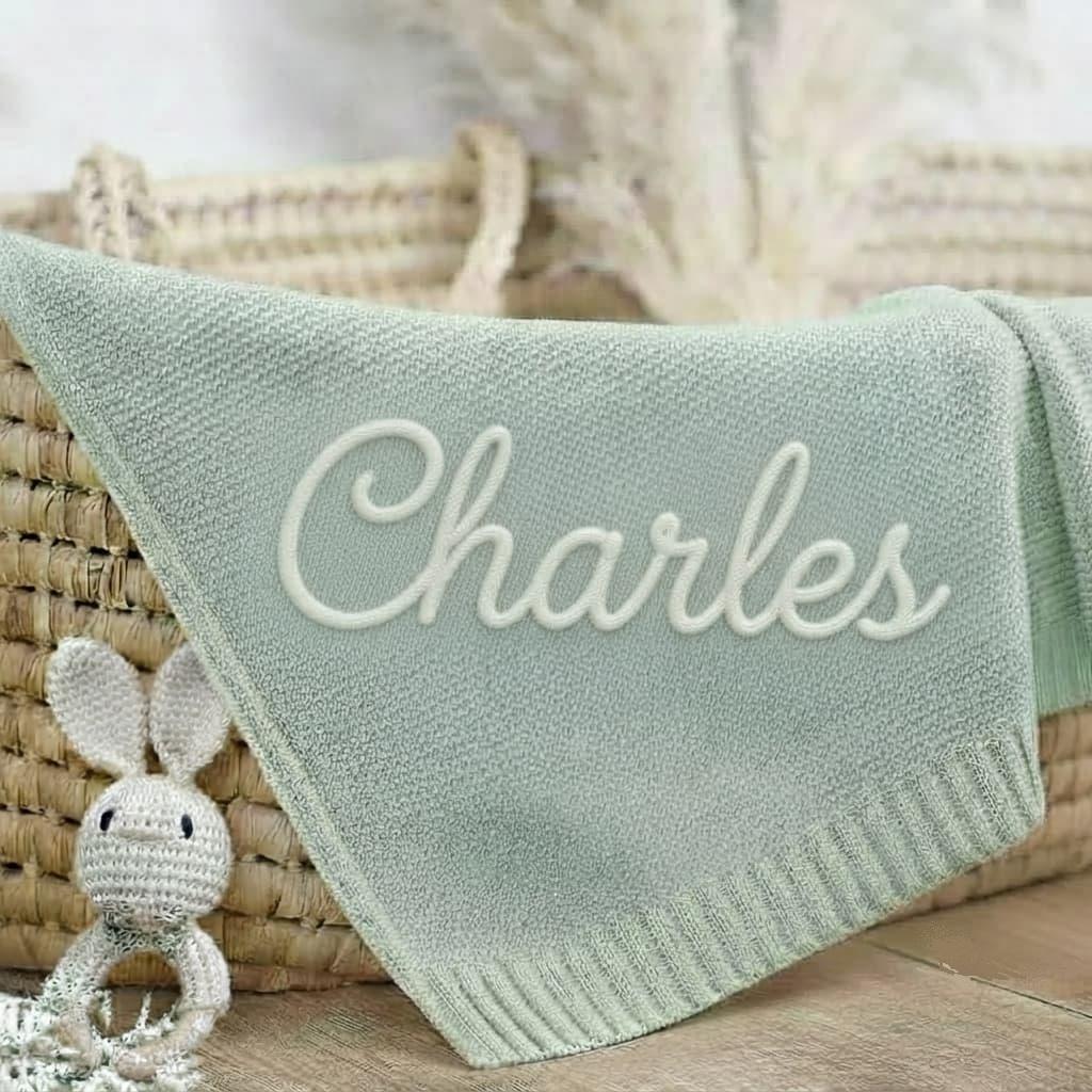 Couverture bébé tricot vert pâle brodée au prénom Charles