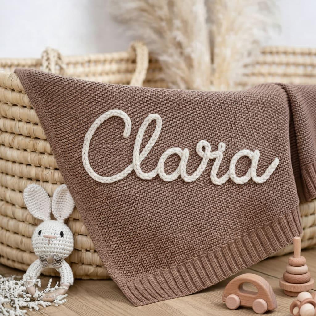 Couverture de naissance brodée avec le prénom Clara