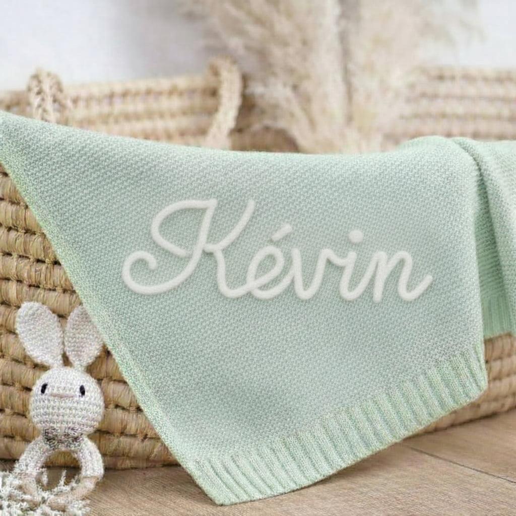 Couverture de naissance avec le prenom kevin brode en relief a la main couverture vert d eau