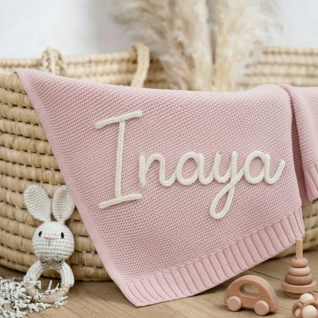 Couverture de naissance brodée avec le prénom Inaya