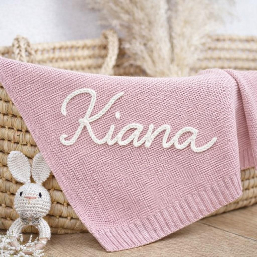 Couverture personnalisee avec le prenom kiana brode ideal cadeau de naissance couleur rose pale