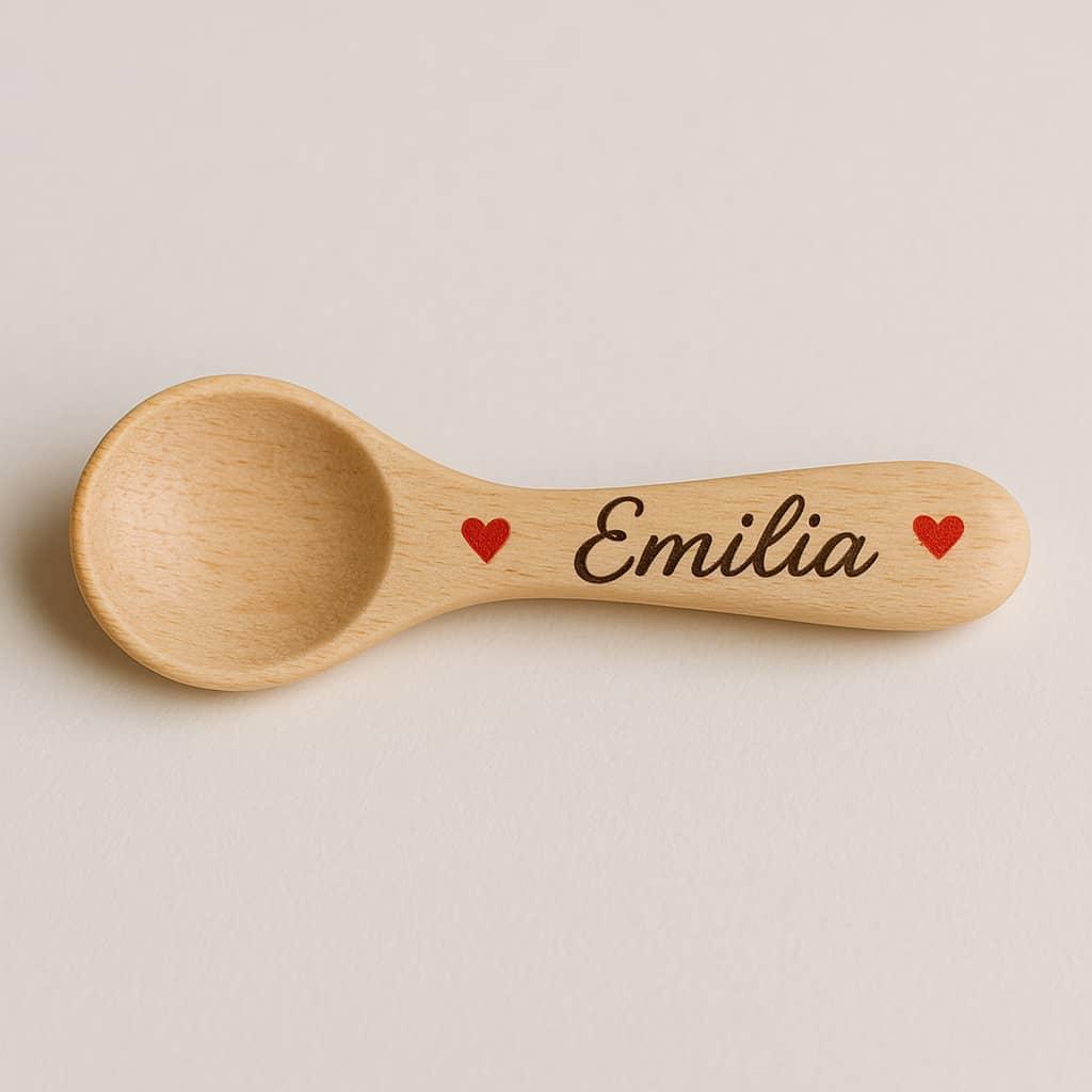 Cuillere en bois personnalisee avec le prenom emilia