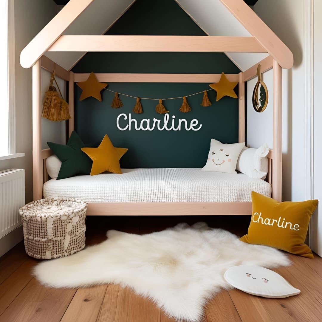 Decoration scandinave lit cabana couleur vert fonce et moutarde personnalisee avec le prenom charline