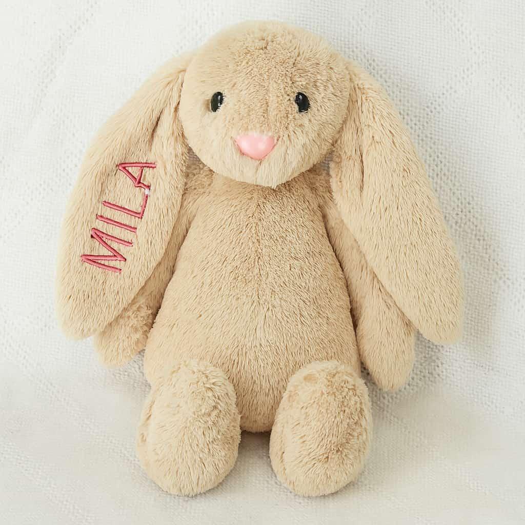 Doudou lapin tout doux beige personnalise avec le prenom mila cadeau de naissance