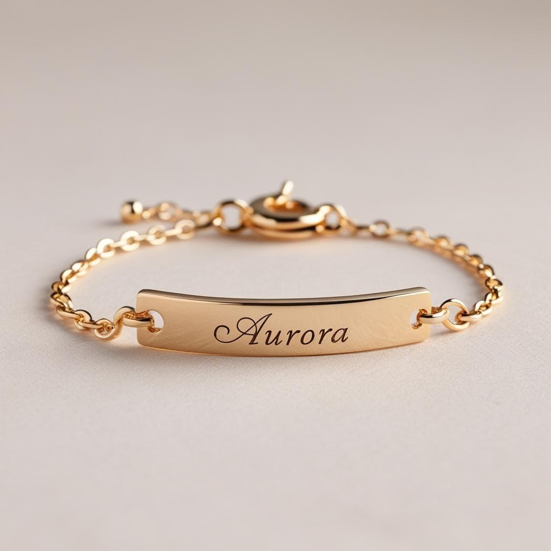 Gourmette en or avec le prenom aurora pour un bebe
