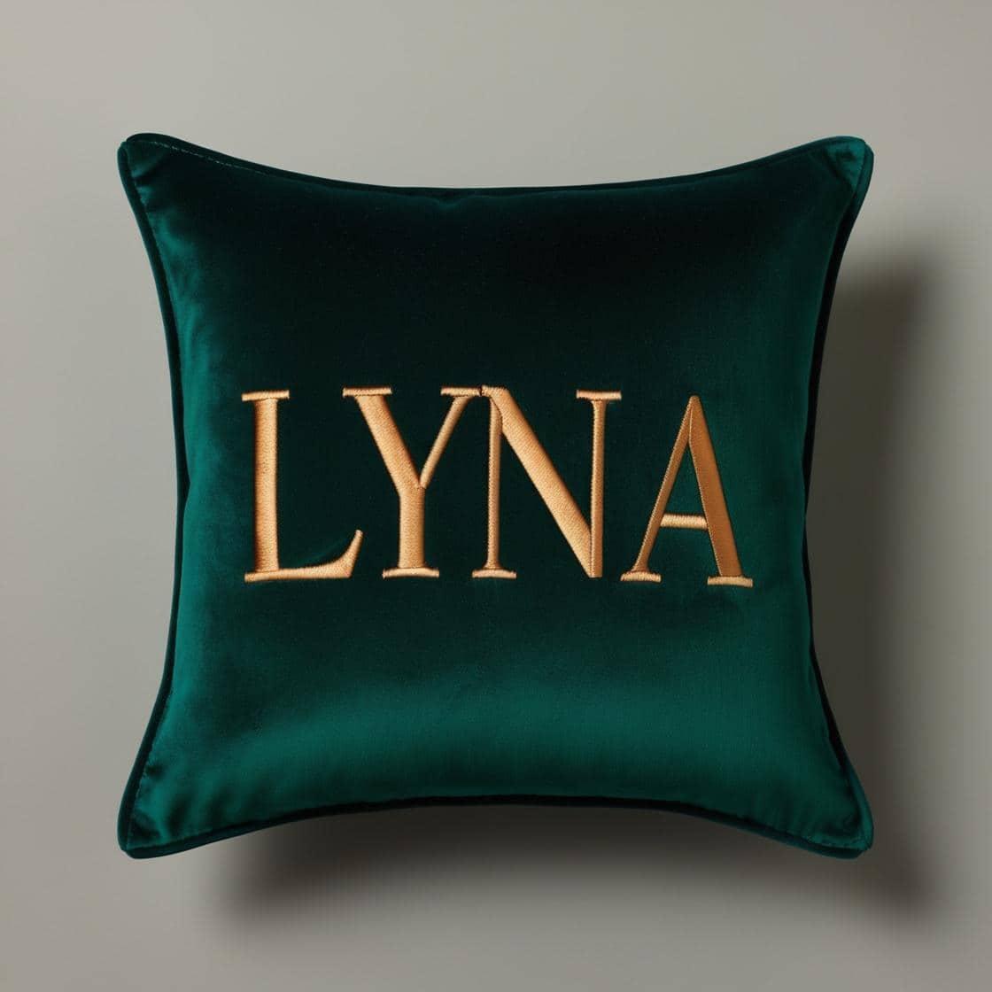 Joli coussin personnalise avec le prenom lyna couleurs vert fonce et dore