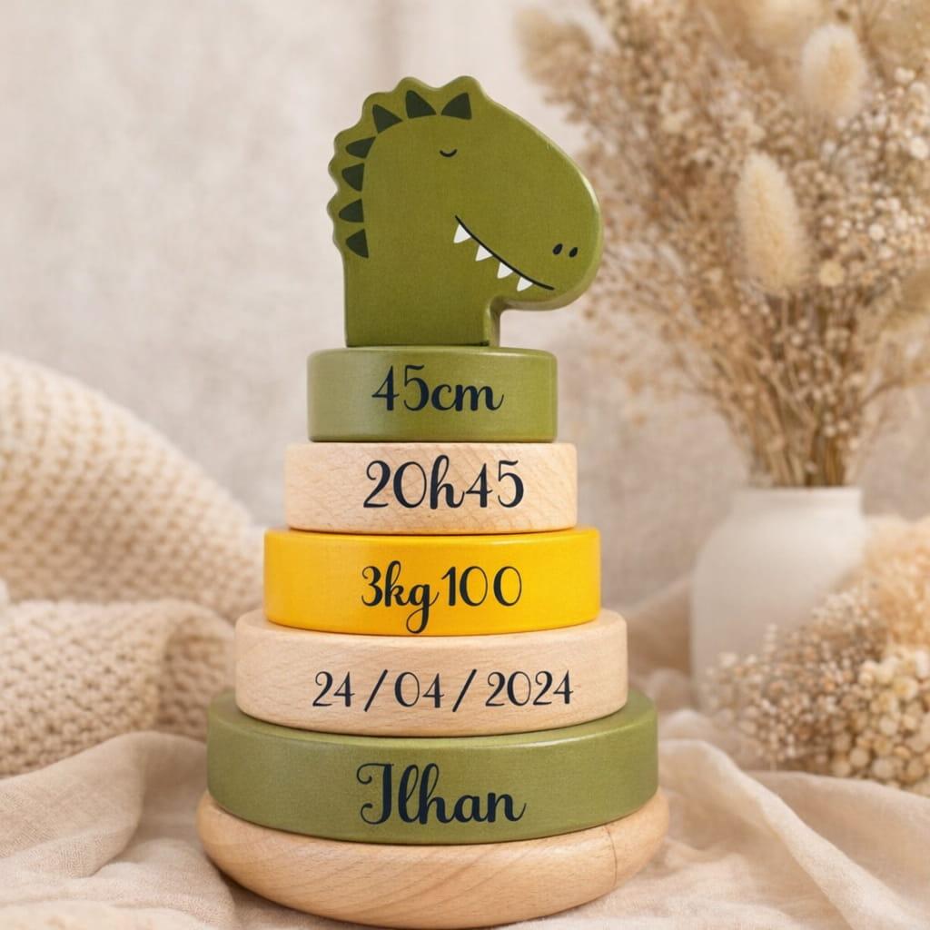 Jouet empilable dinosaure en bois personnalise ilhan avec details de naissance ambiance naturelle et douce