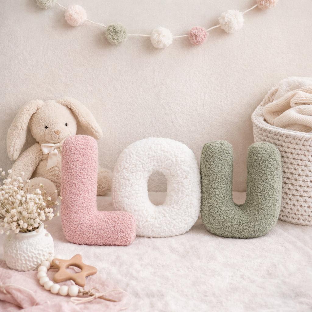 Lettres coussin avec le prénom Lou idée cadeau pour décorer la chambre