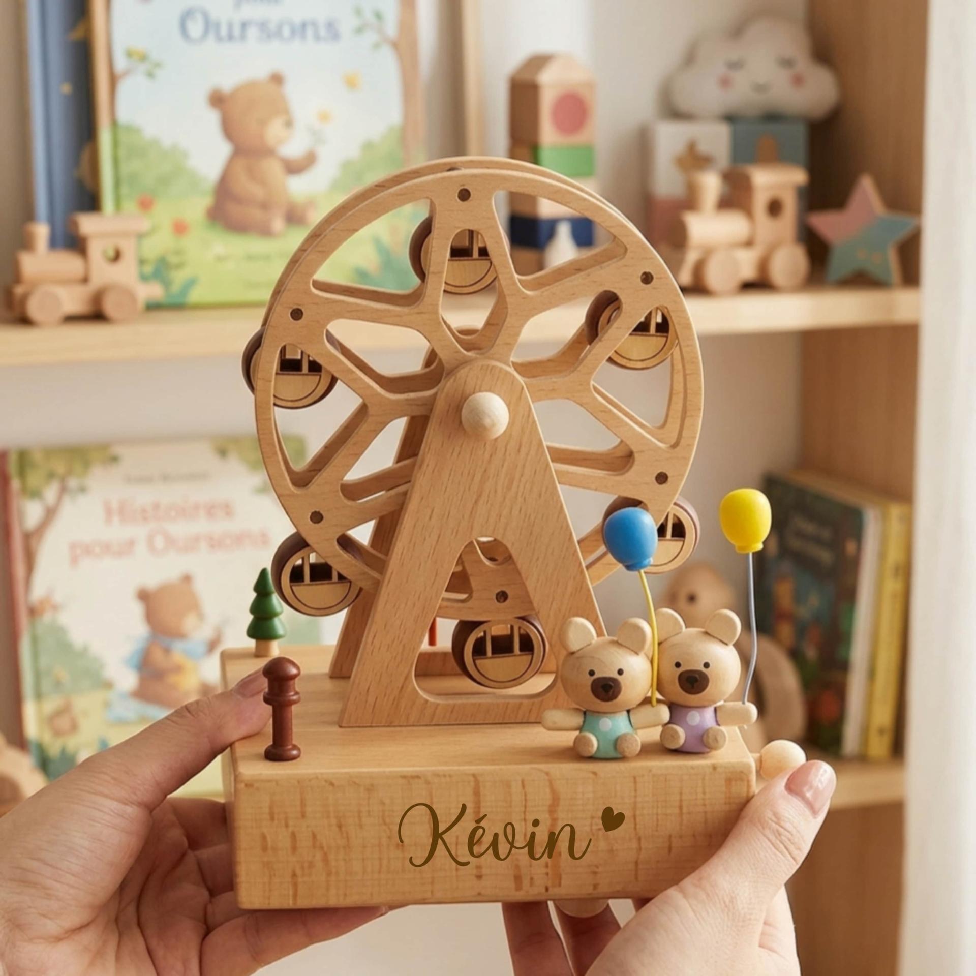 Manege en bois avec une roue miniature pour enfant personnalise avec le prenom kevin