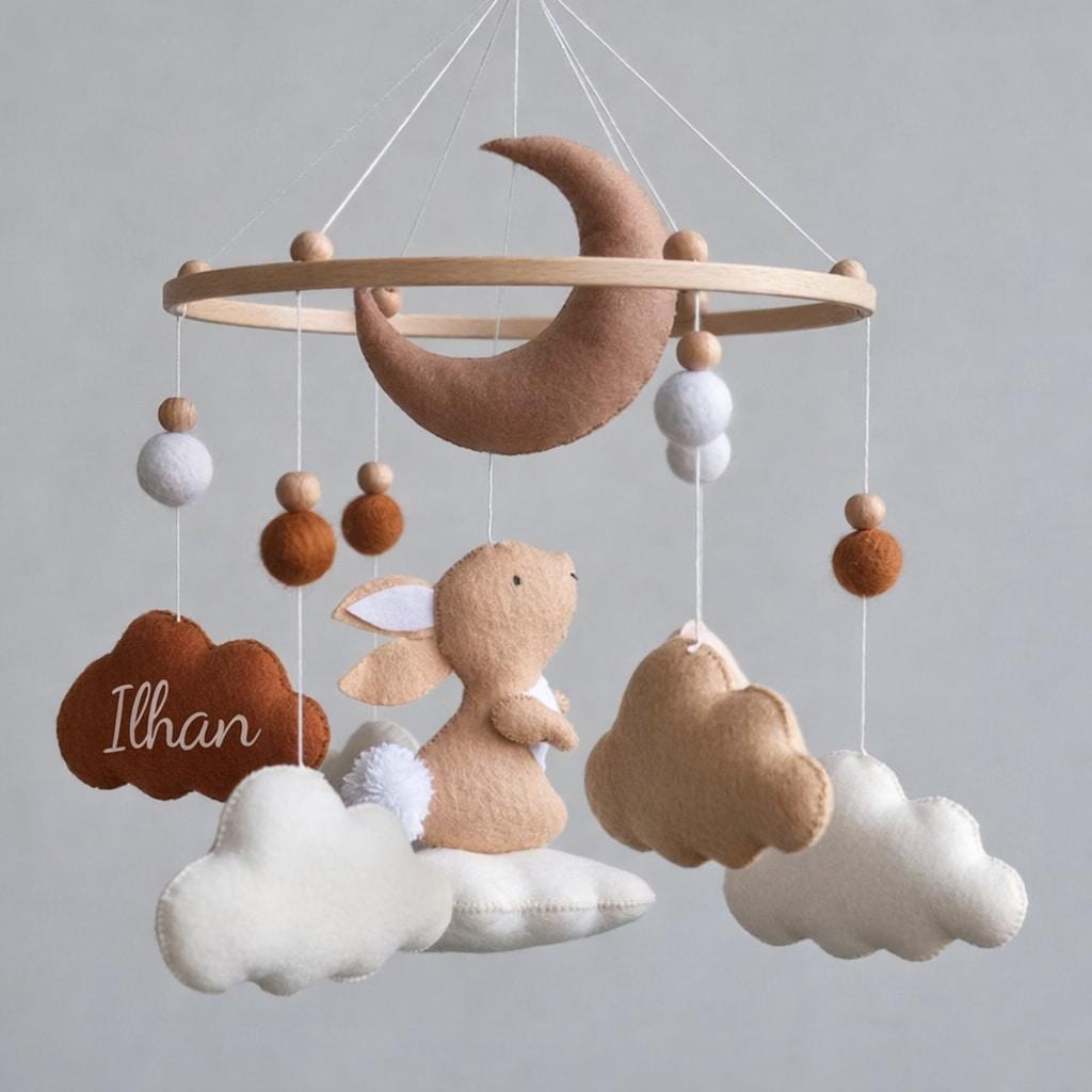 Mobile bébé personnalisé Ilhan avec lune, lapin et nuages en feutrine, tons naturels et rouille, cadeau fait main unique