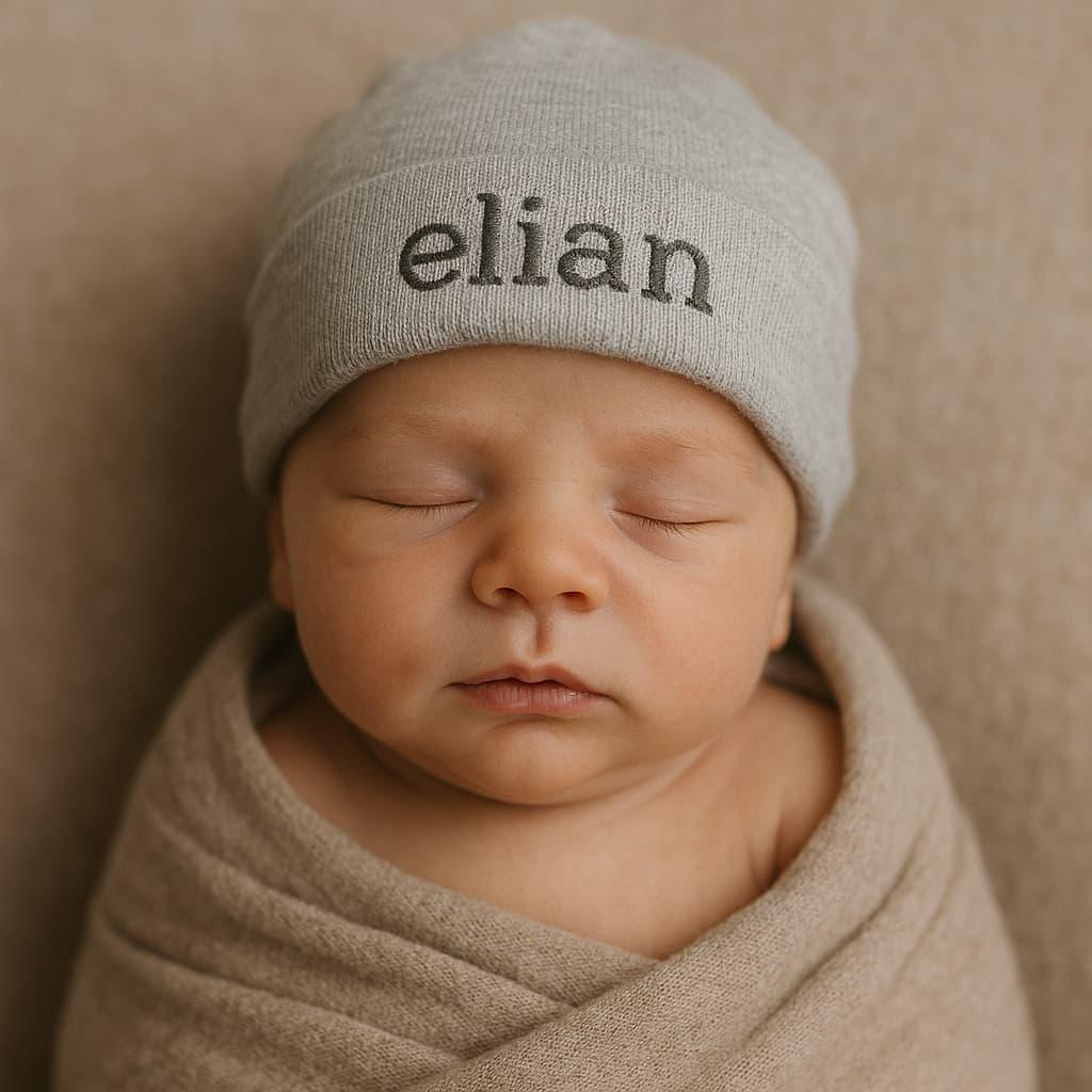 Nourrisson qui se nomme elian il porte un bonnet avec son prenom
