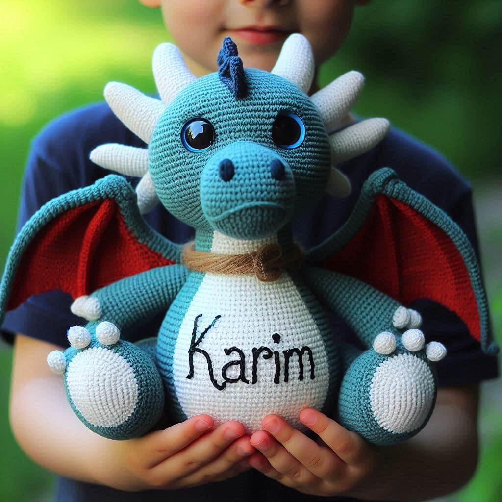 Peluche dragon en tricotin avec le prenom karim