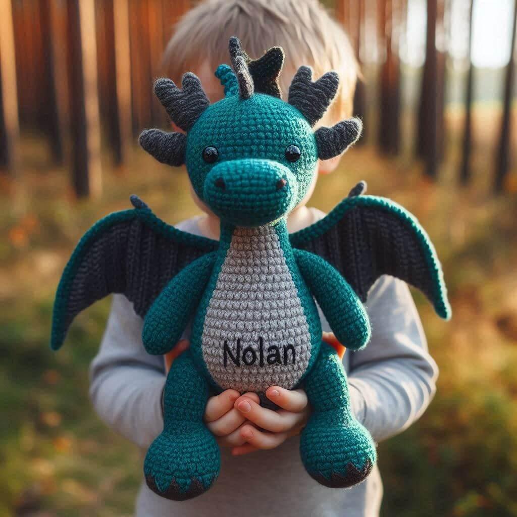 Peluche dragon en tricotin avec le prenom nolan brode