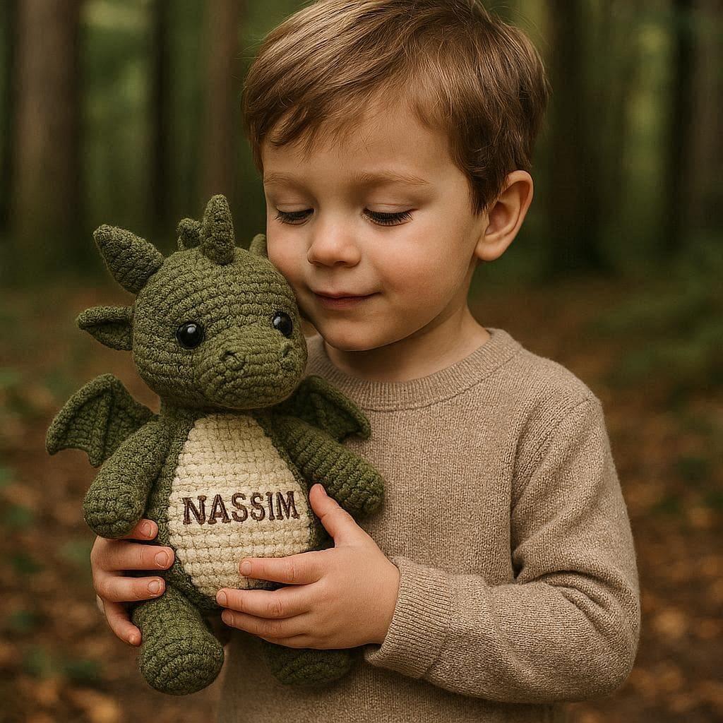 Peluche dragon en tricotin personnalisée avec le prénom Nassim, création artisanale
