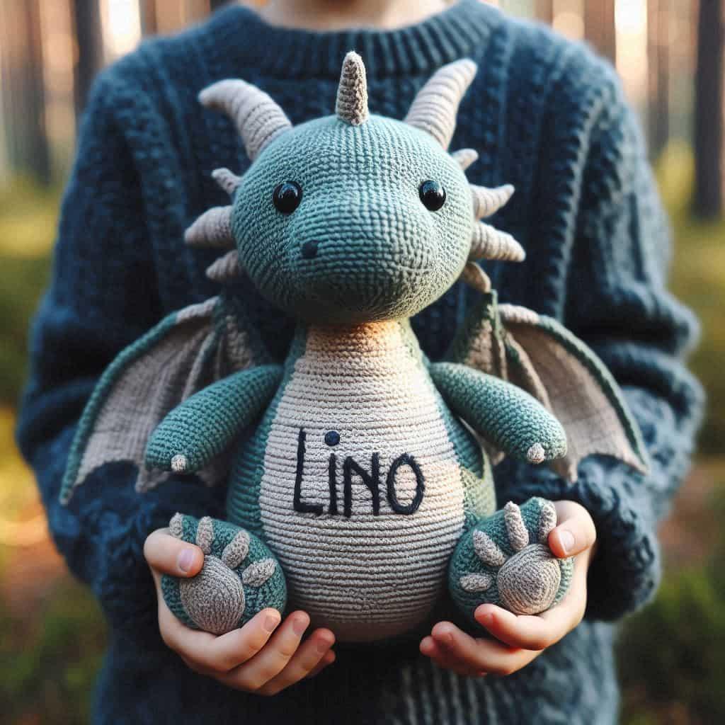 Peluche dragon realisee au crochet personnalisee avec le prenom lino couleur bleu tendance