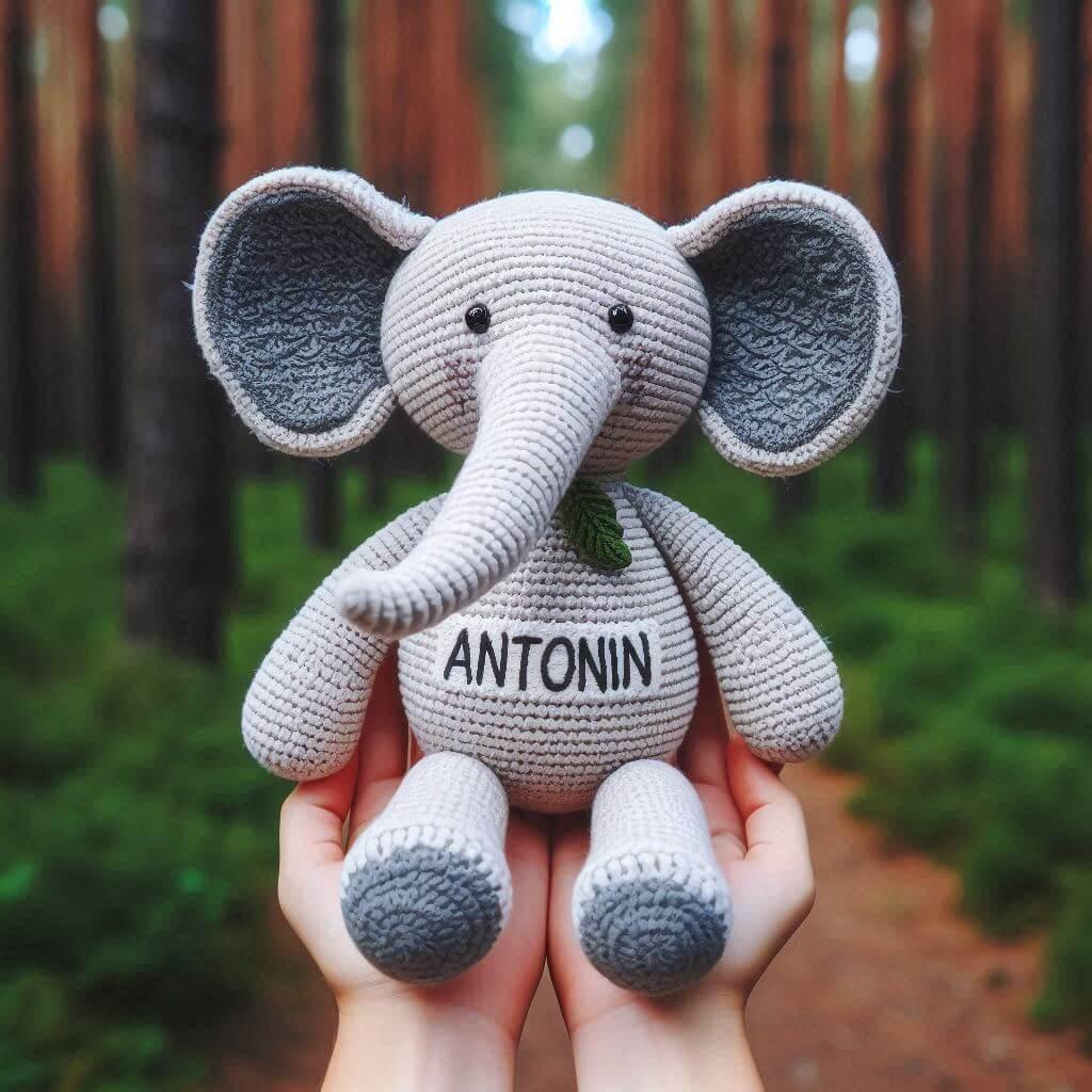 Peluche elephant en tricotin avec le prenom antonin brode