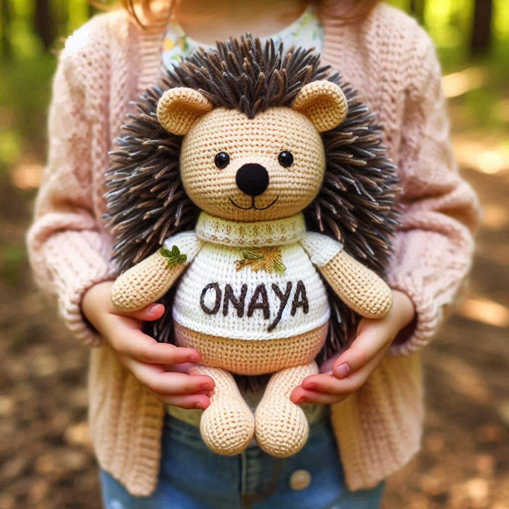 Peluche herisson au crochet personnalise avec le prenom onaya