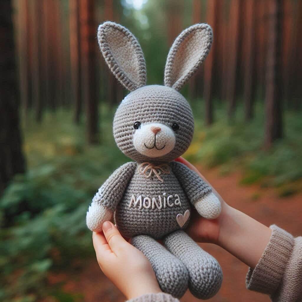 Peluche lapin en crochet avec le prenom monica