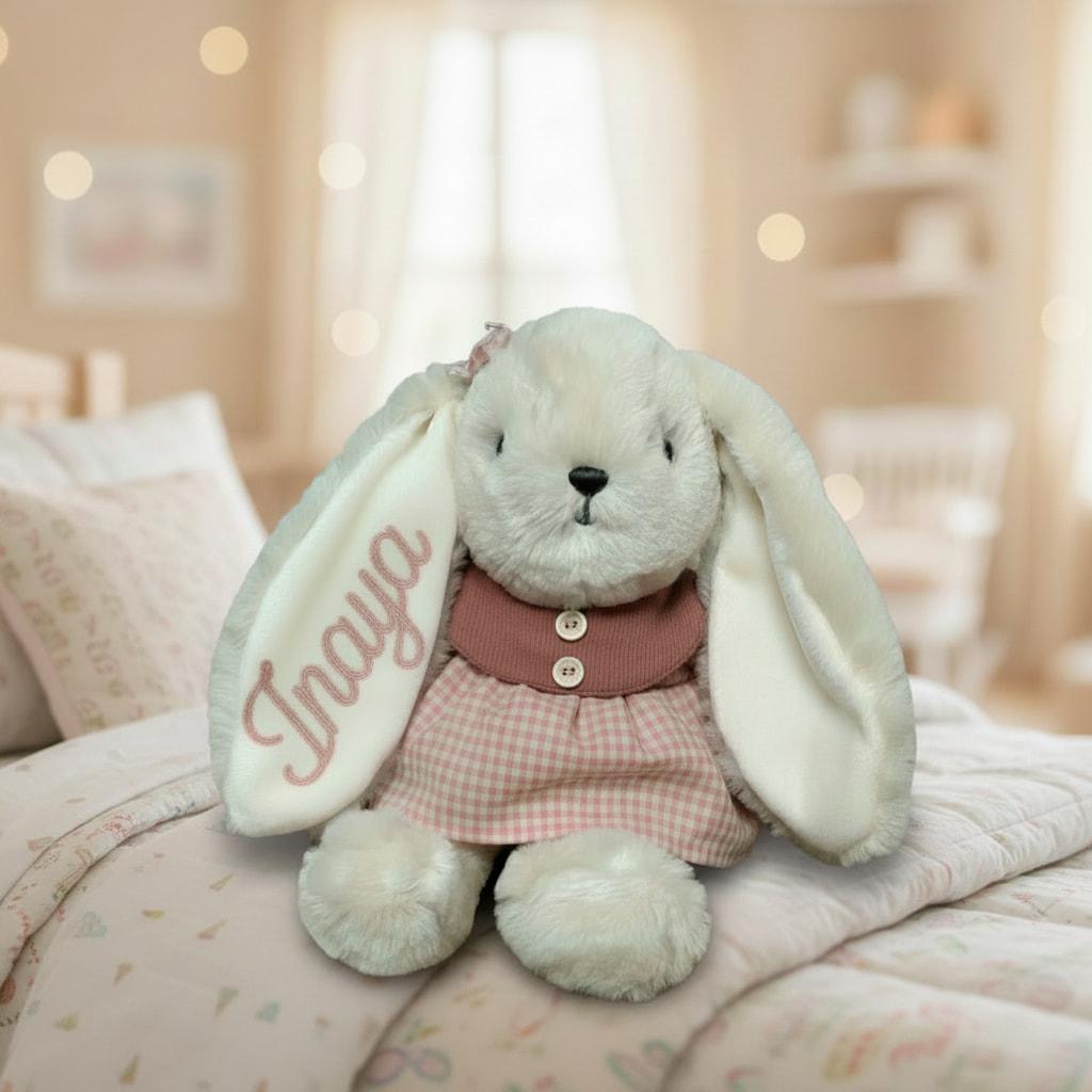 Peluche lapin personnalisée à l’oreille avec le prénom Inaya