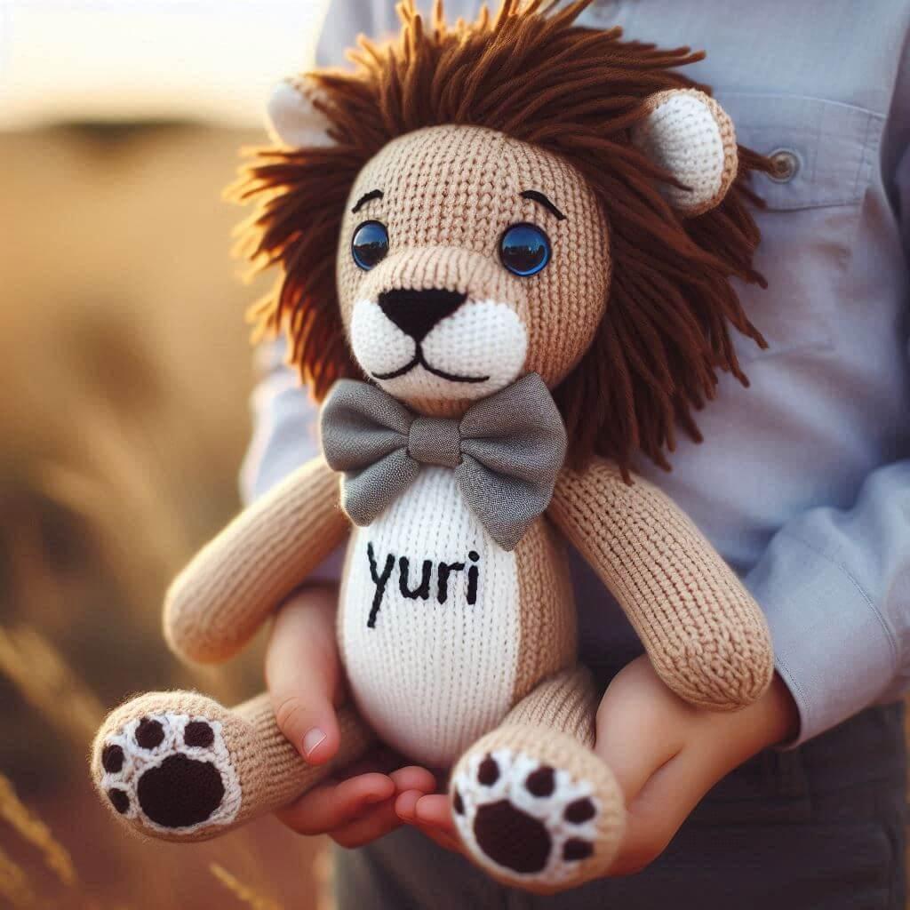 Peluche lion en tricotin avec le prenom yuri