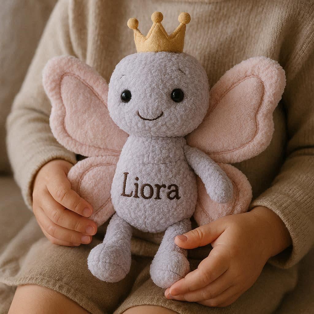 Peluche papillon douce et colorée, personnalisée avec le prénom Liora brodé, peluche artisanale pour enfant, design mignon et câlin, idéale pour décoration ou cadeau