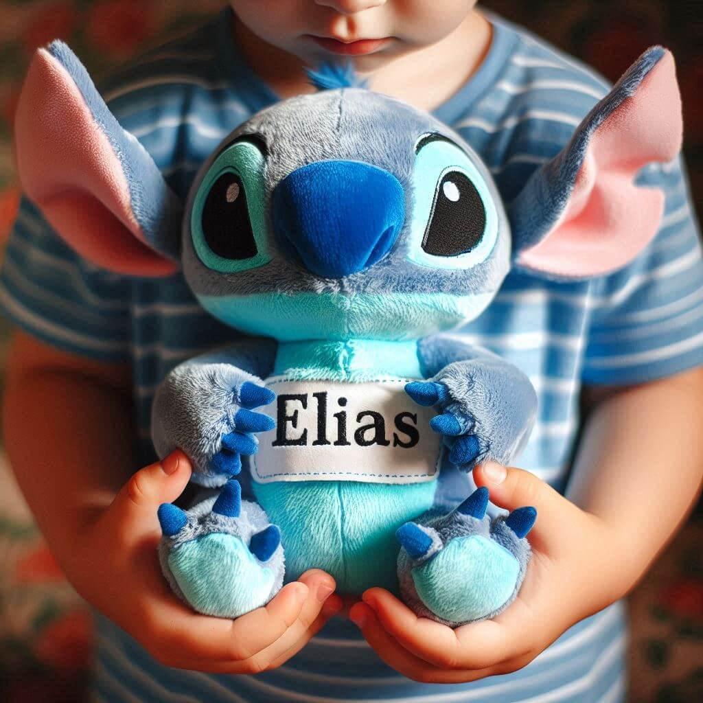 Peluche stitch bleu pailllete avec prenom elias dans les mains dun petit garcon couleurs vives 1