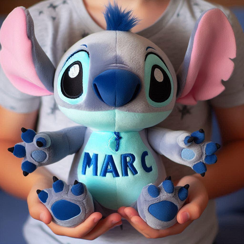 Peluche stitch personnalisee avec le prenom marc dans les mains dun garcon