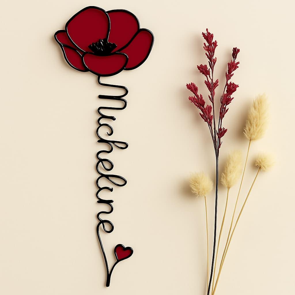 Prenom micheline ecrit en fil de fer sur une fleur