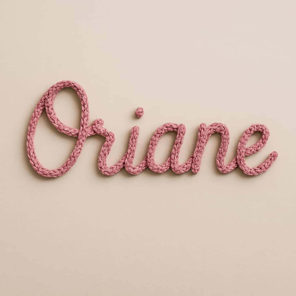 Prenom oriane ecrit en tricotin en grand couleur rose