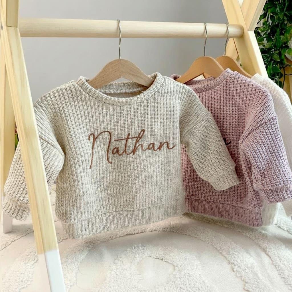 Pull brodé avec le prénom Nathan pour bébé