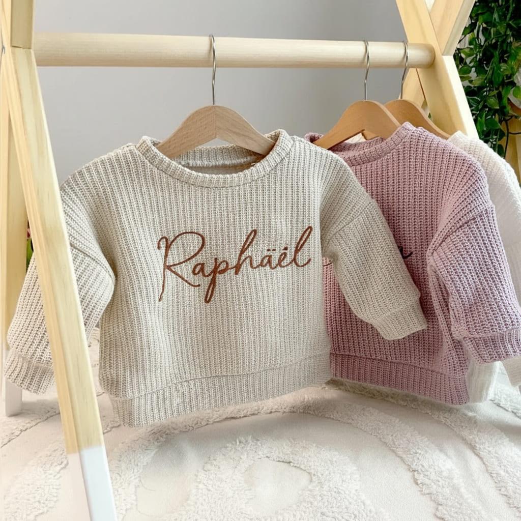 Pull brodé avec le prénom Raphaël