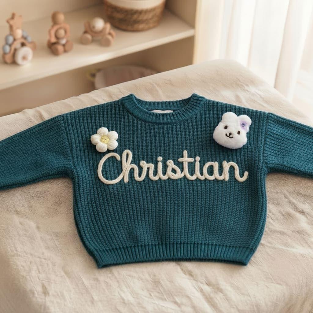 Pull en maille brodé à la main avec le prénom Christian en relief