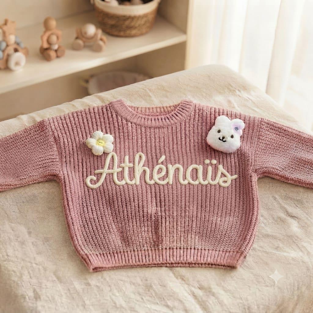 Pull en tricot rose personnalisé Athénaïs avec broderie fleur et petit lapin