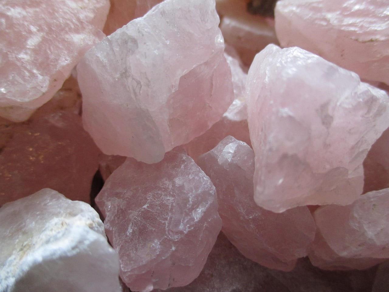 Quartz rose brut couleur rose pale pierre d amour et de guerison emotionnelle