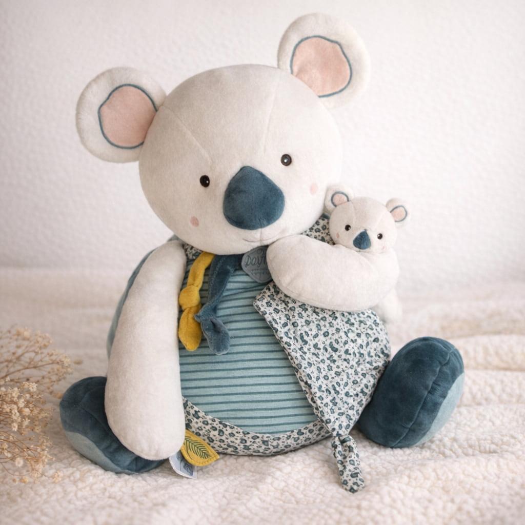 Range pyjama yoca le koala de doudou et compagnie grand koala doux tenant un bebe koala tons creme et bleu pour chambre de bebe